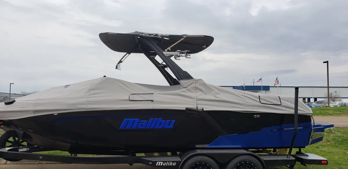 Mal21000-70460 - G5 Large Pivot Bimini Malibu 1