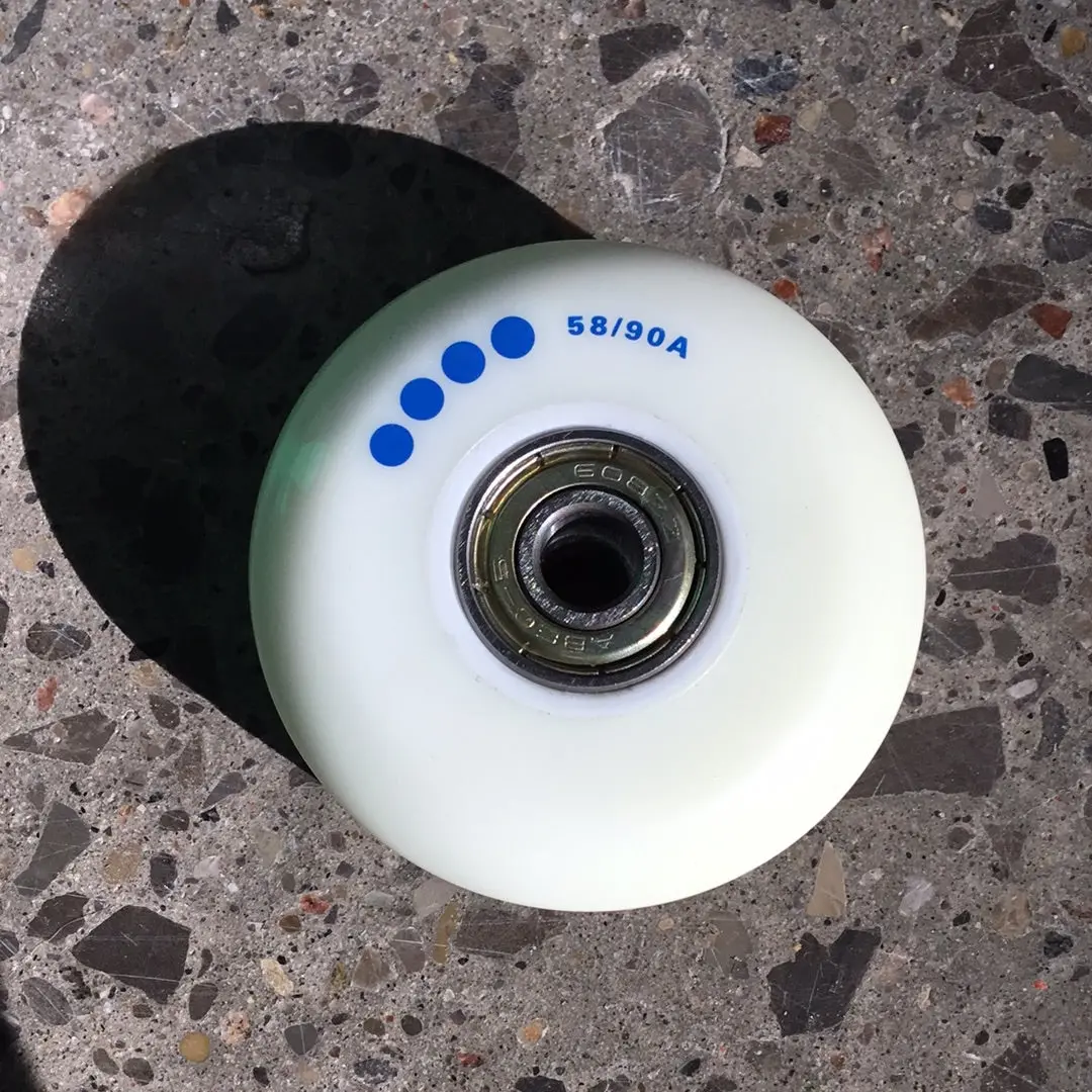 Them - 4 Dots 58Mm/90A With Bearings (4 Pack) 1